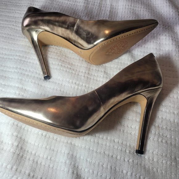 VINCE CAMUTO KAIN GOLD METALLIC PUMP - Picture 5 of 16